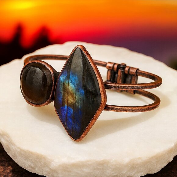 🆕️Vintage-Inspired Boho-Chic Labradorite Antique Bronze Copper Cuff Bracelet 🌿 - Picture 7 of 11